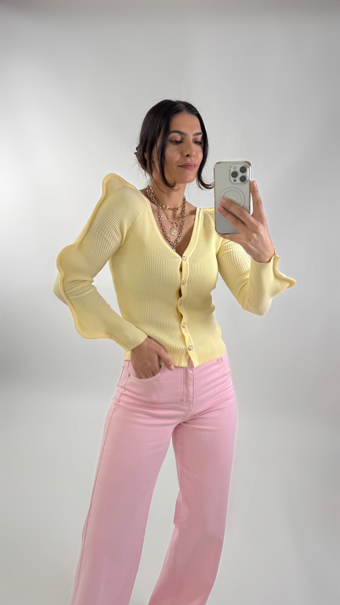 Strickjacke mit asymmetrischen Ärmeln