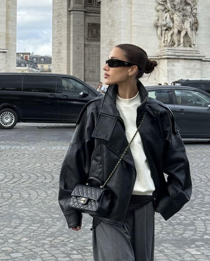 Veste en similicuir noir avec détail au col.