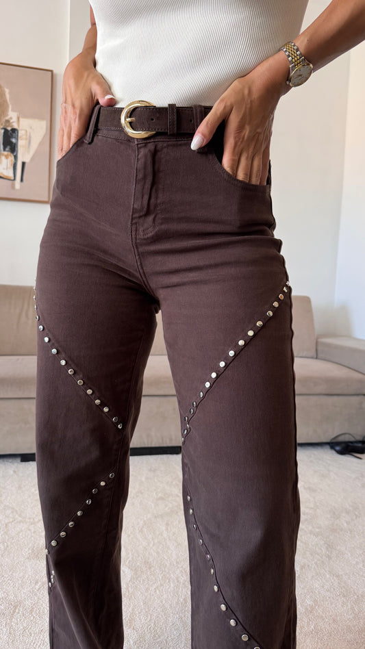 Pantalones marrones con tachuelas