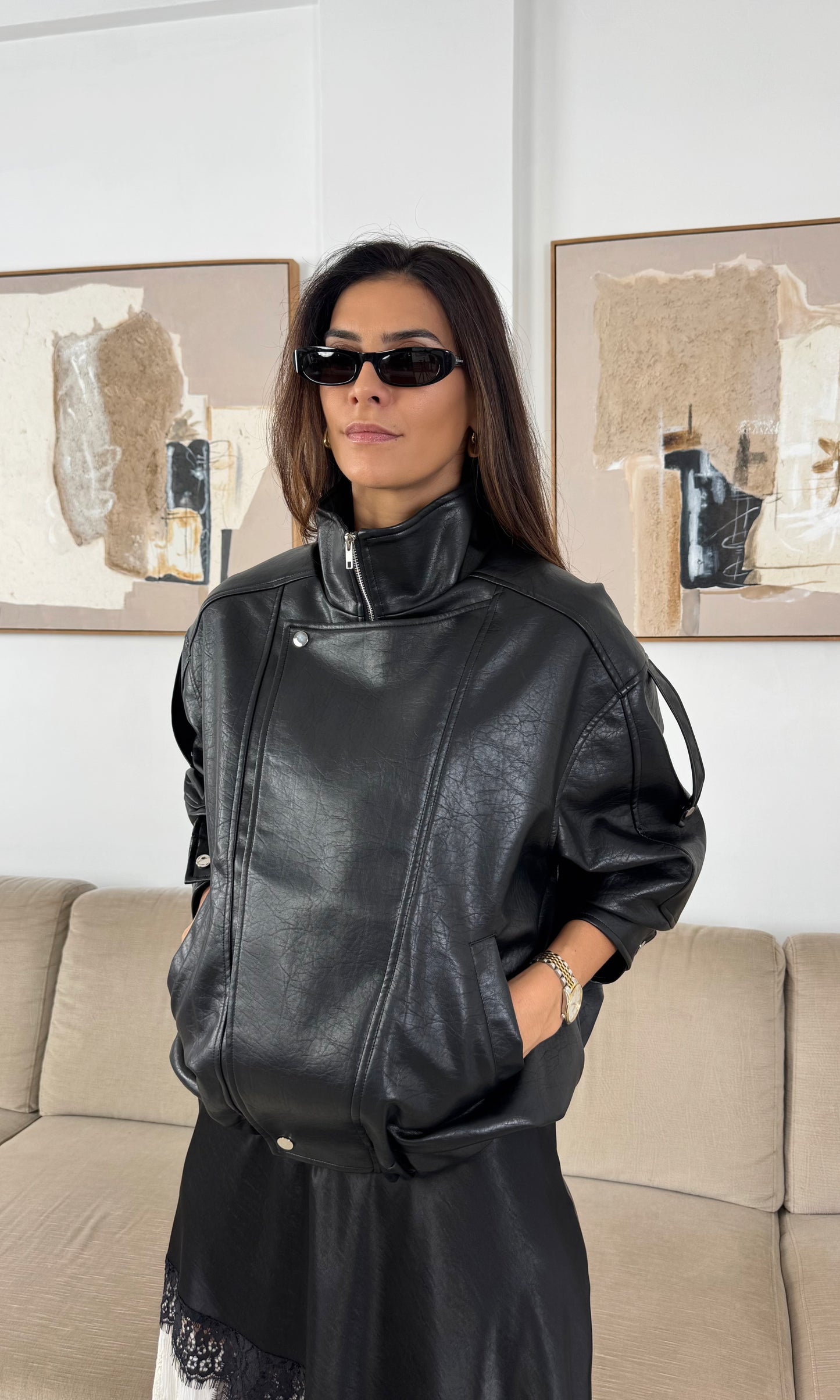 Czarna kurtka ze skóry ekologicznej