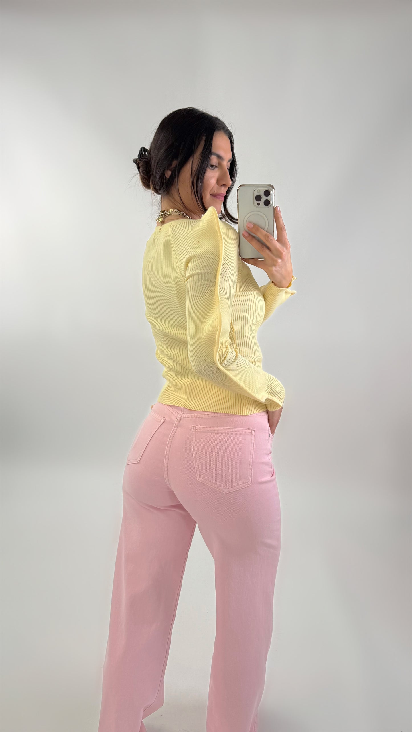 Strickjacke mit asymmetrischen Ärmeln