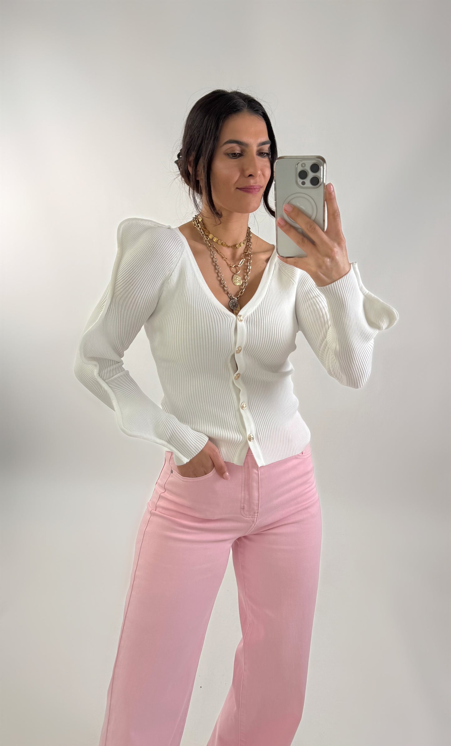 Strickjacke mit asymmetrischen Ärmeln