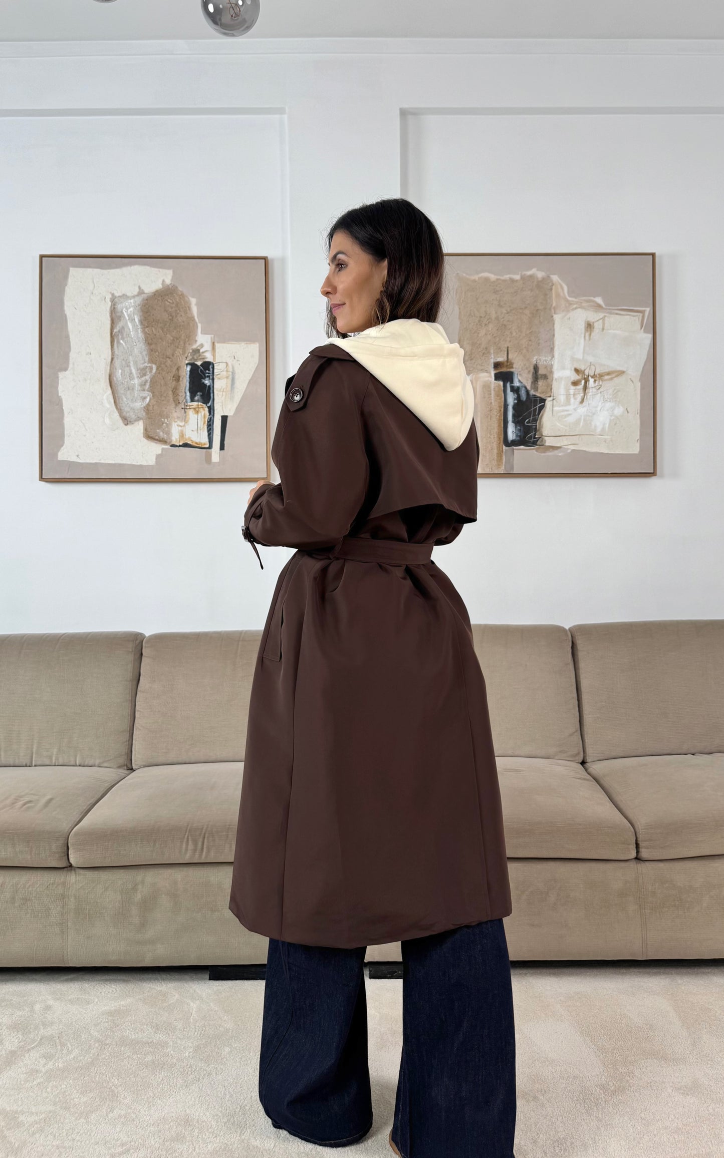 Gabardyna w kolorze kawy z odpinanym kapturem.