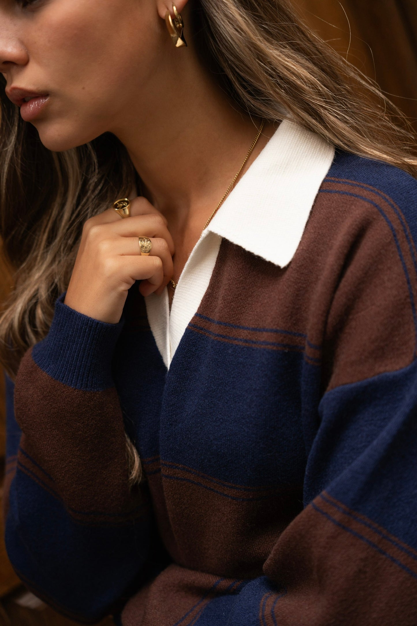 Polo in rete blu e cioccolato