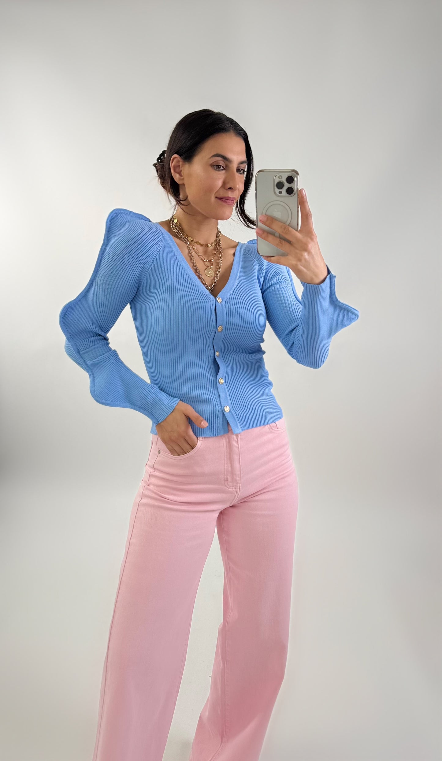 Strickjacke mit asymmetrischen Ärmeln