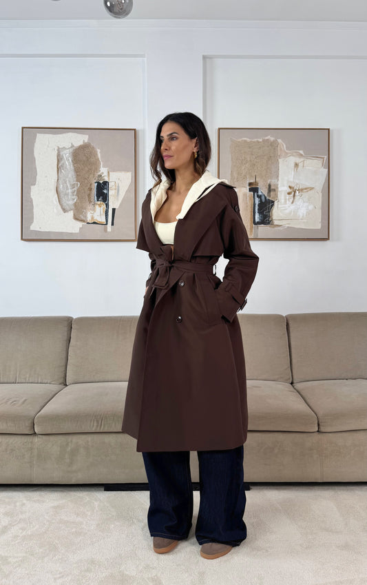 Gabardyna w kolorze kawy z odpinanym kapturem.