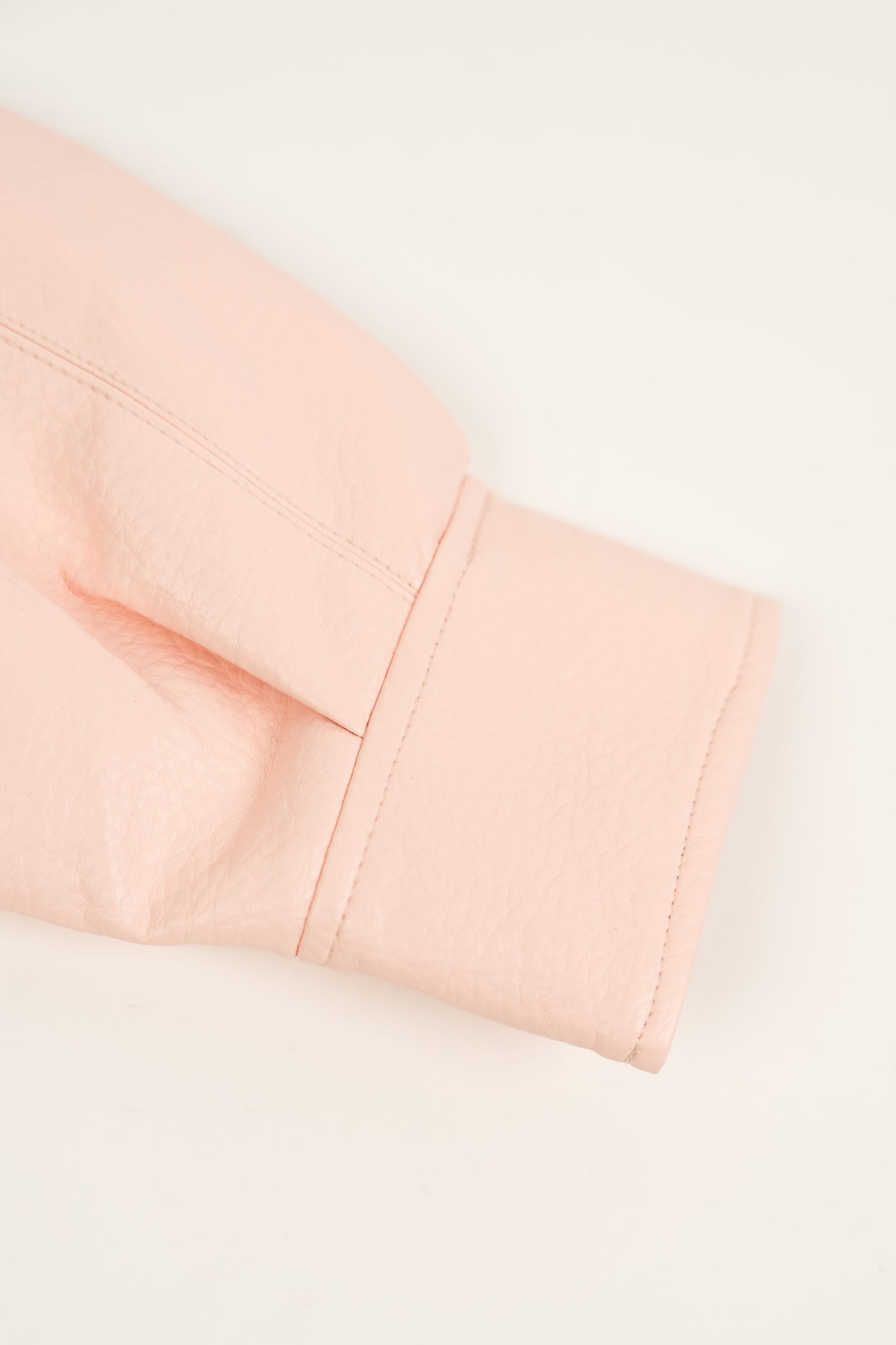 Pasteloworóżowa kurtka ze sztucznej skóry