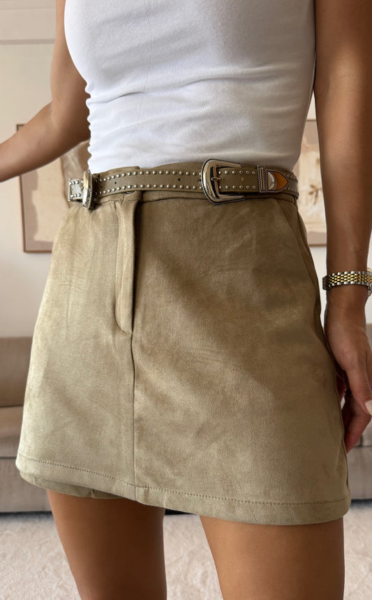 Falda y pantalones cortos de piel de melocotón con cinturón incluido