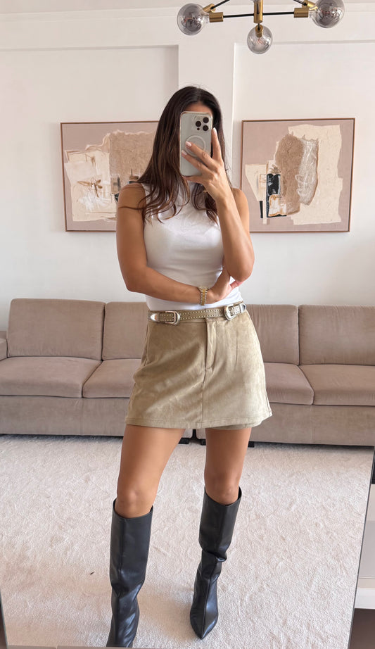 Falda y pantalones cortos de piel de melocotón con cinturón incluido