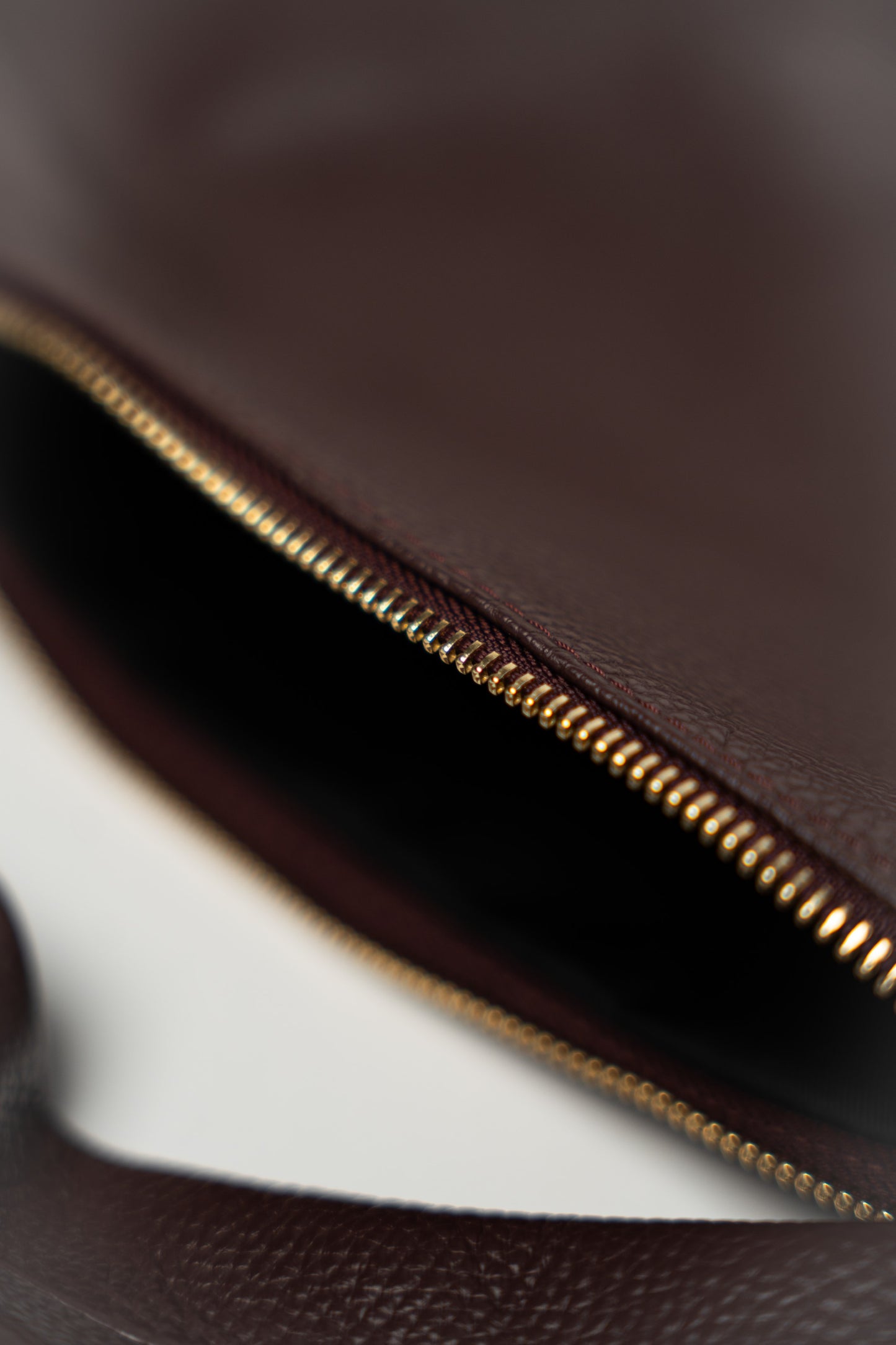 Bolso de hombro de piel martillada color chocolate