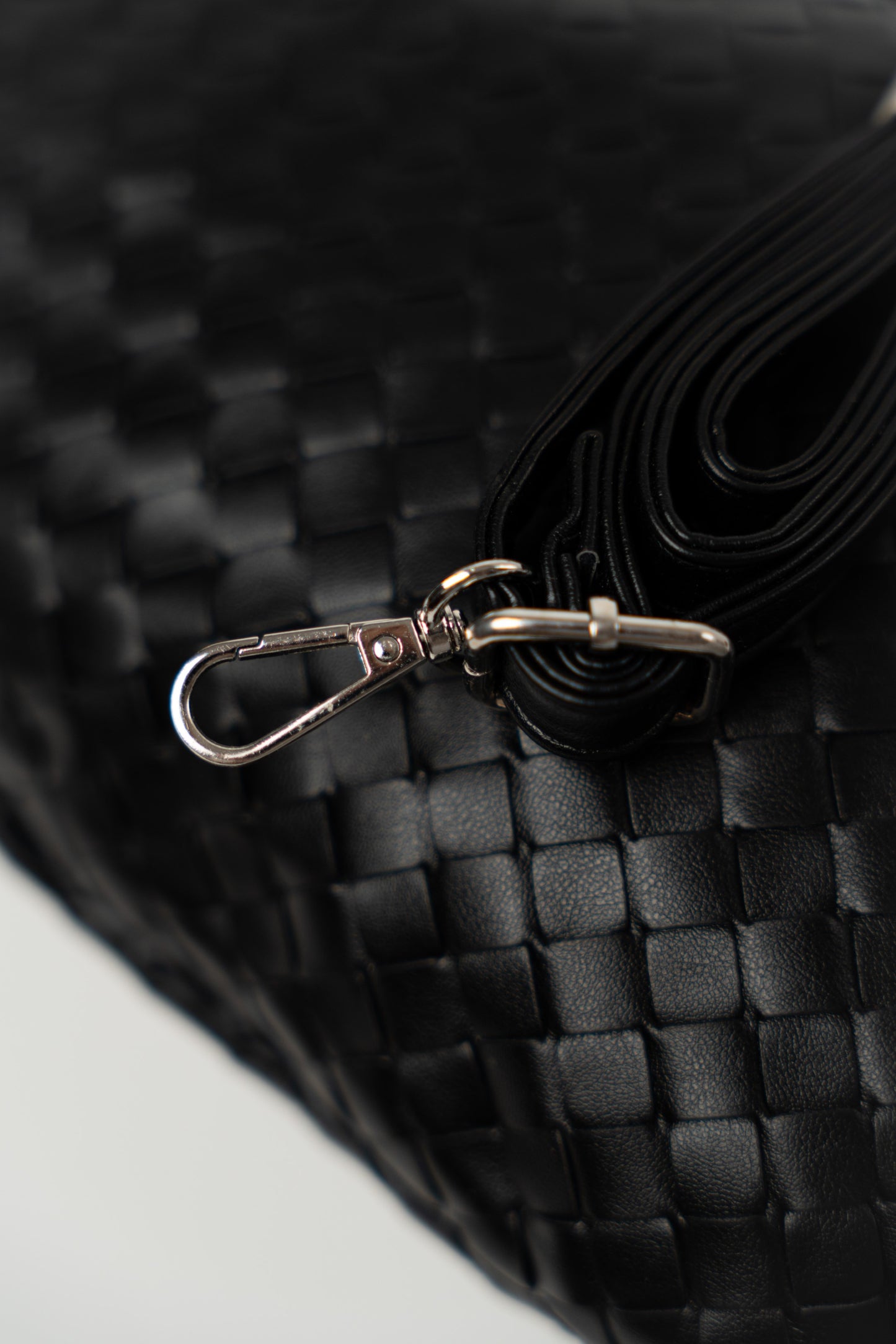 Czarna pleciona torba na ramię