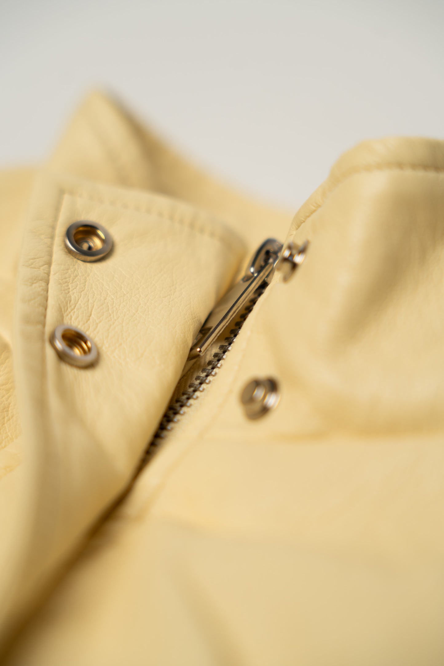 Chaqueta de piel sintética color mantequilla amarilla