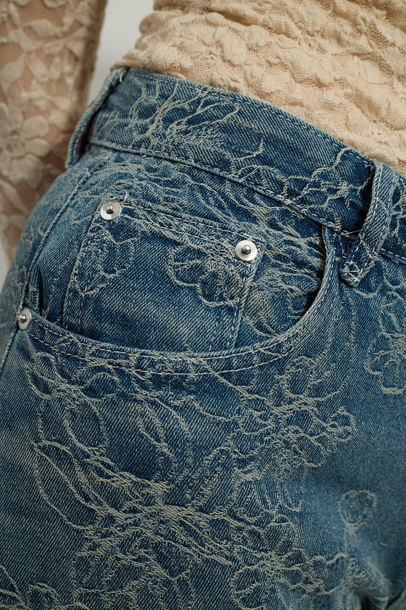 Jeans a palloncino con fiori cuciti