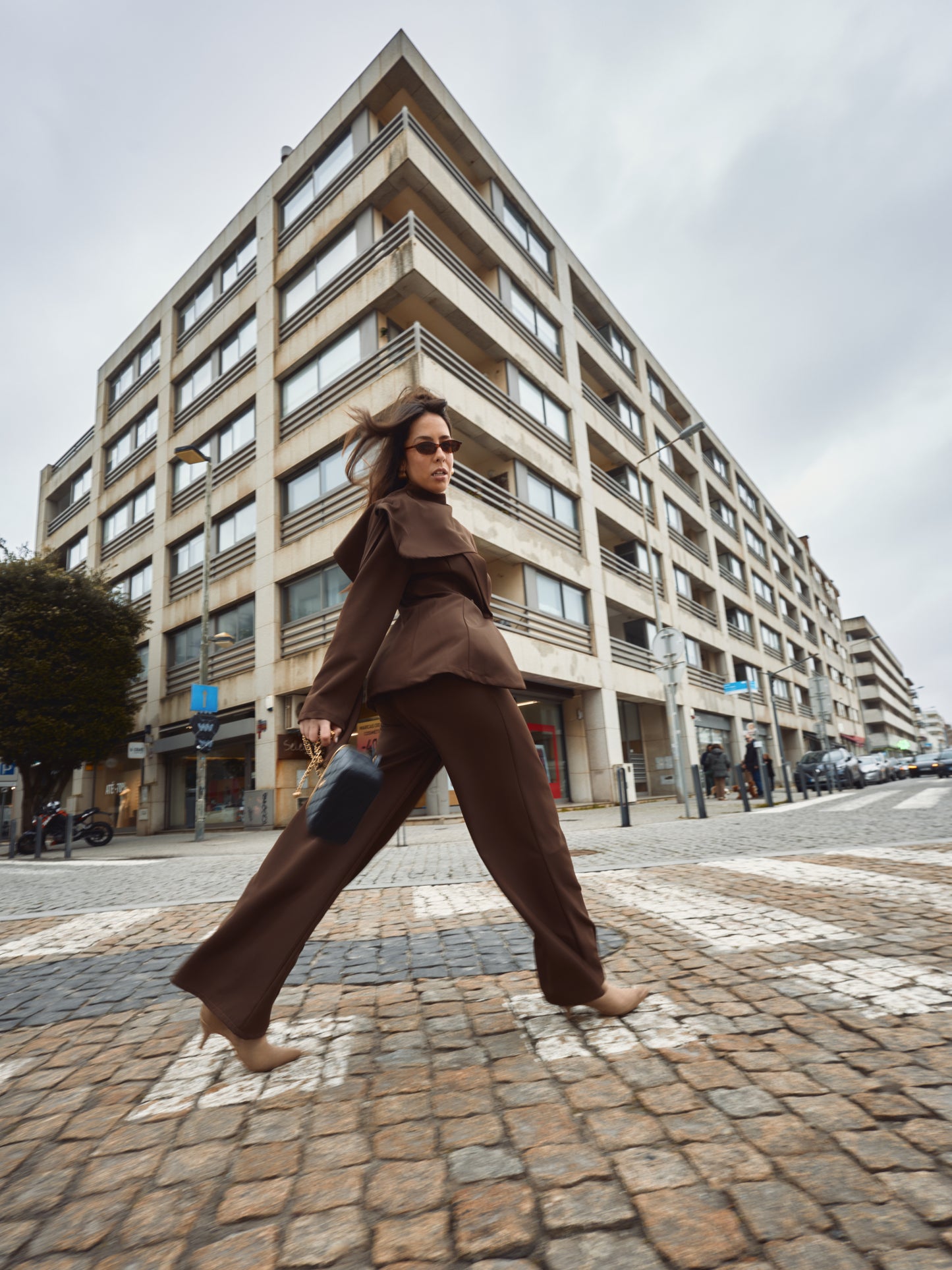 Fato Castanho Detalhe Cachecol