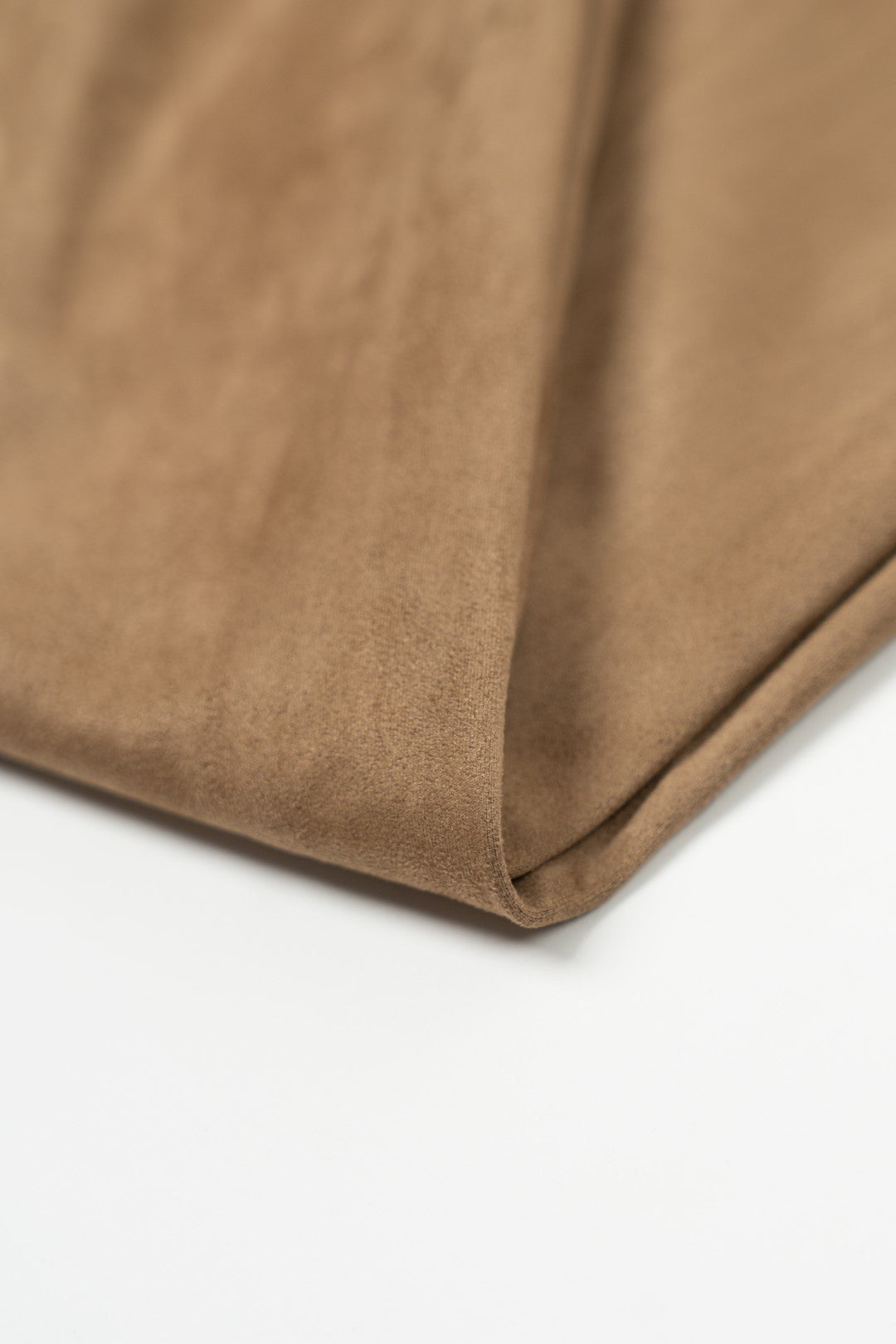 Spodnie dopasowane ze skóry brzoskwiniowej.