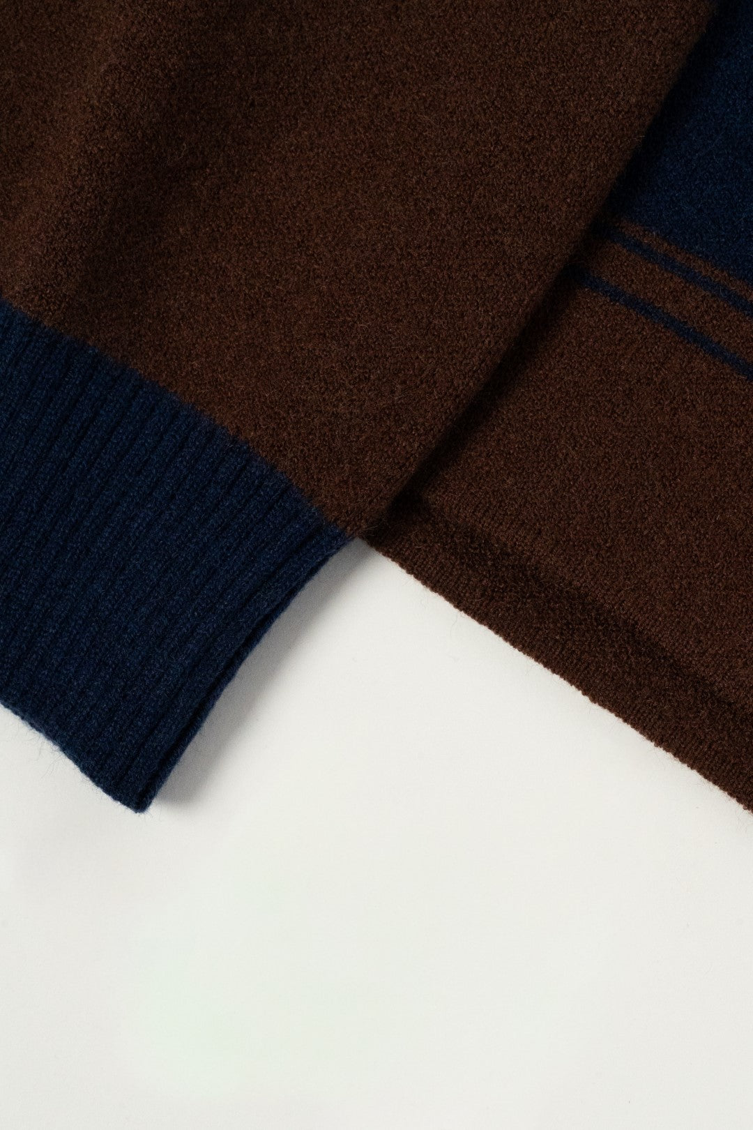 Polo Malha Azul e Chocolate