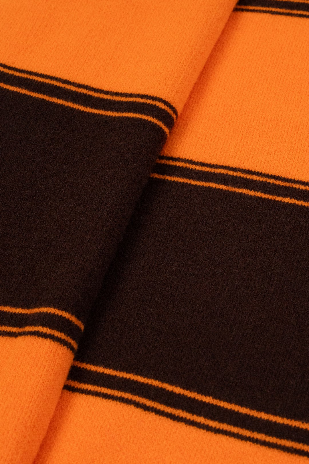 Polo Malha Laranja e Chocolate