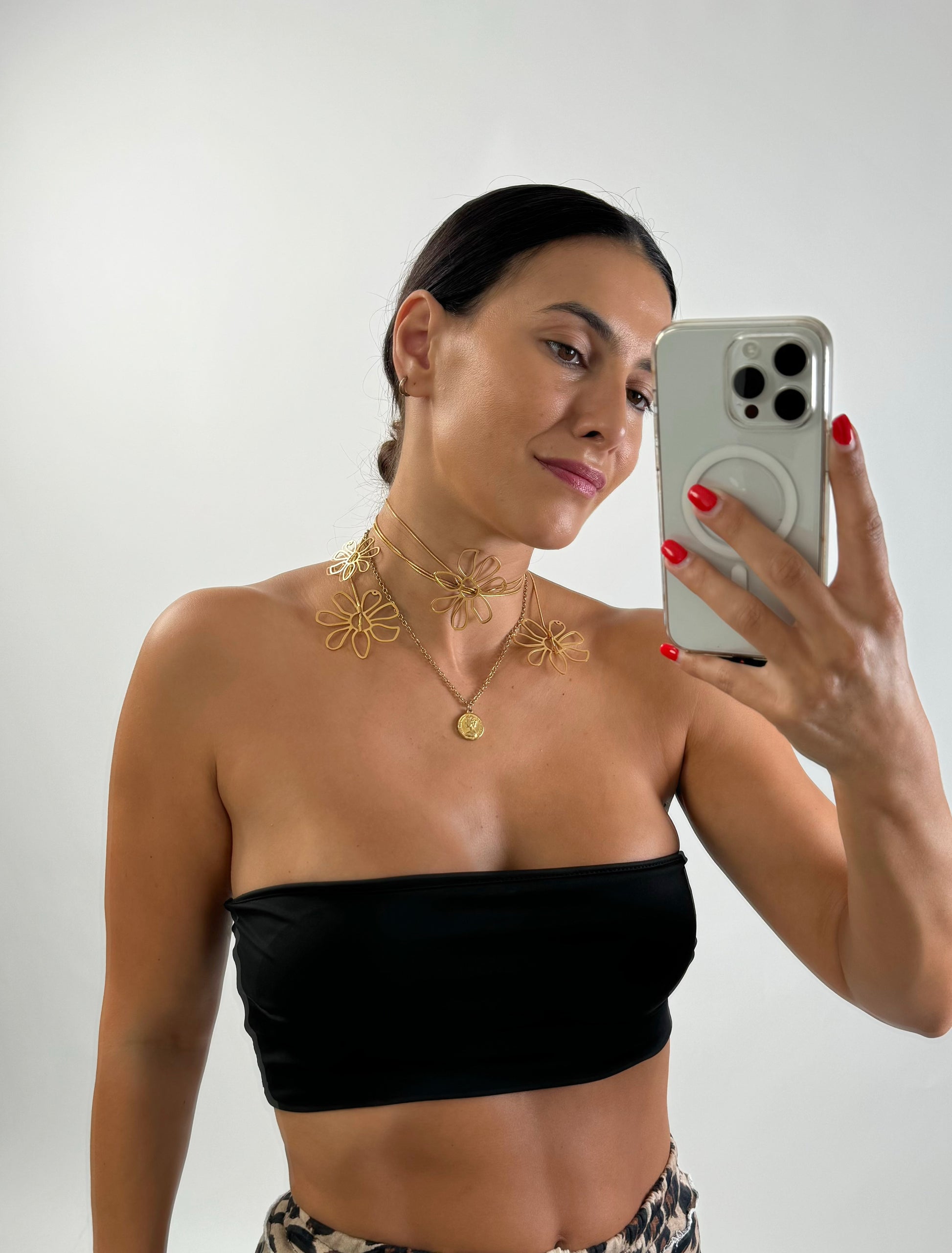 COLAR FIO FLORES DOURADO VISTA DE FRENTE