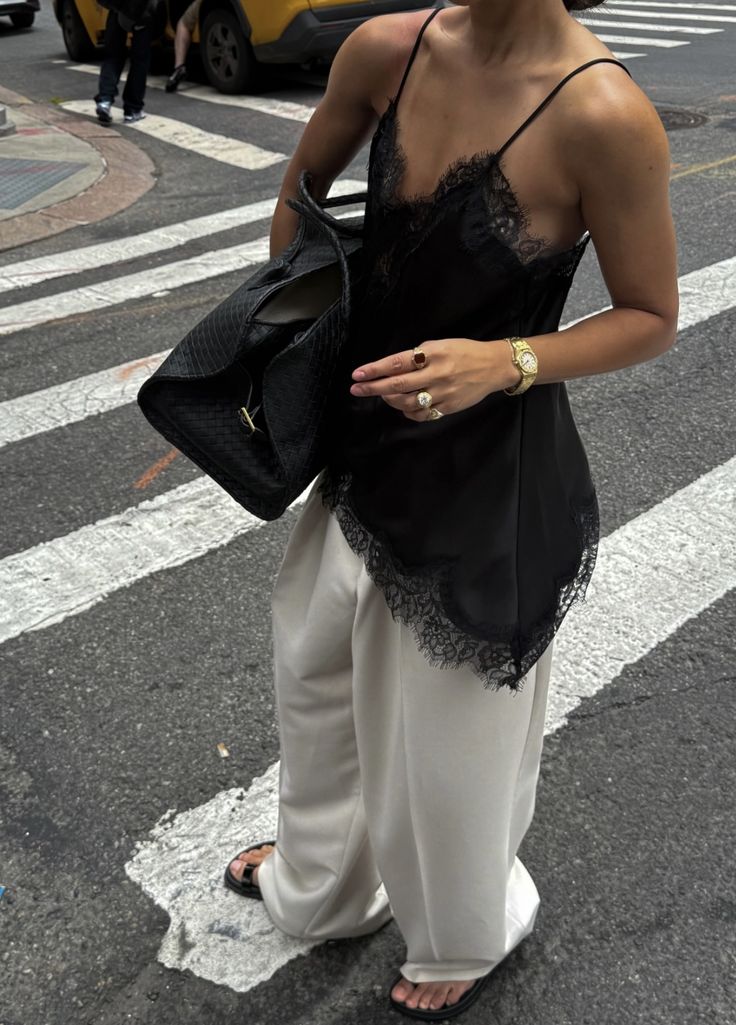 Haut style lingerie en dentelle noire