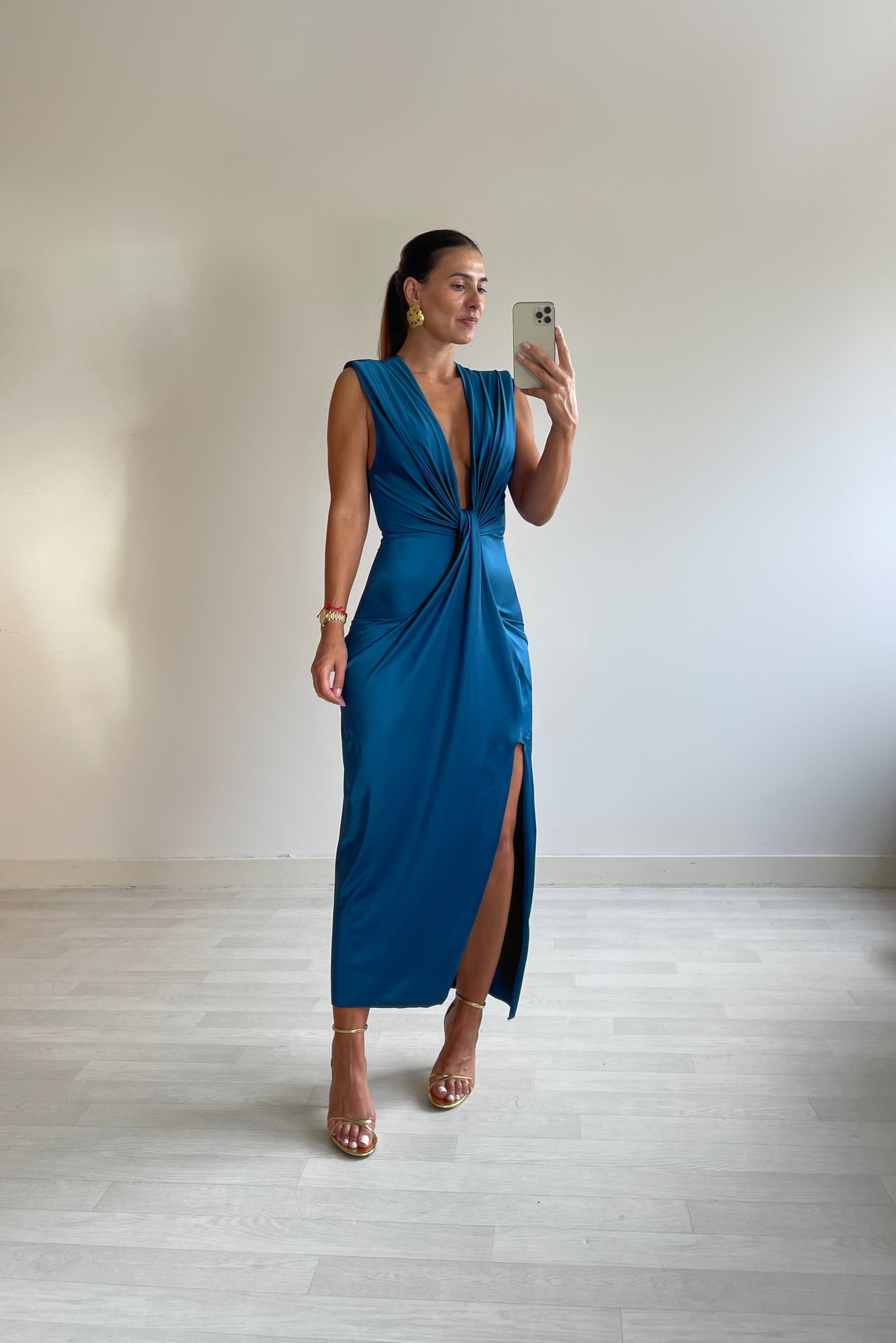 Лайкрова сукня з V-подібним вирізом