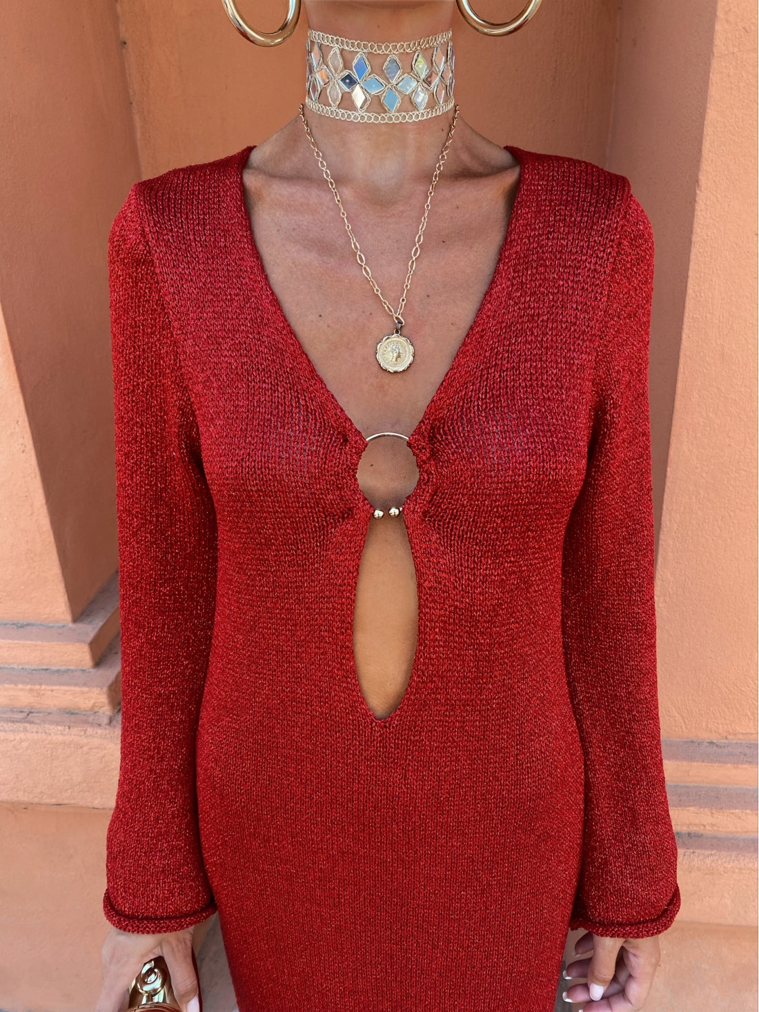 Abito rosso in maglia con dettaglio ad anello