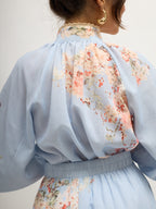 Conjunto de blusa y falda con estampado floral azul
