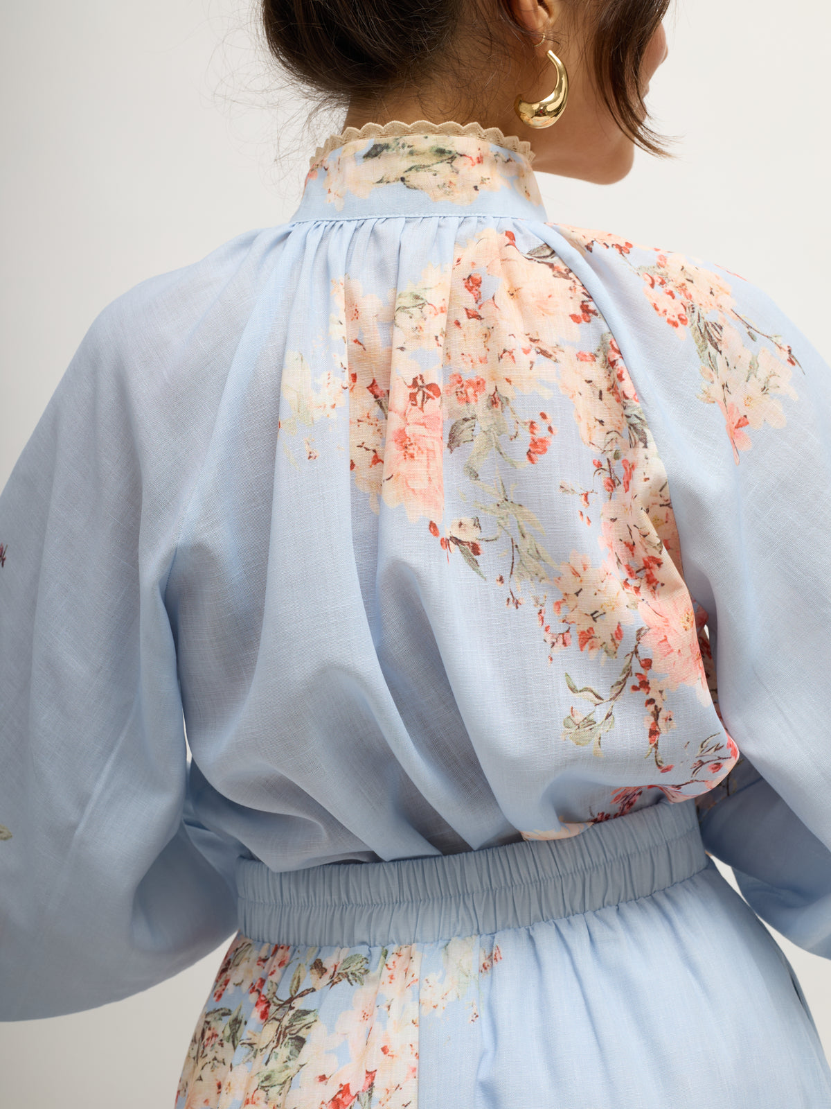 Conjunto de blusa y falda con estampado floral azul