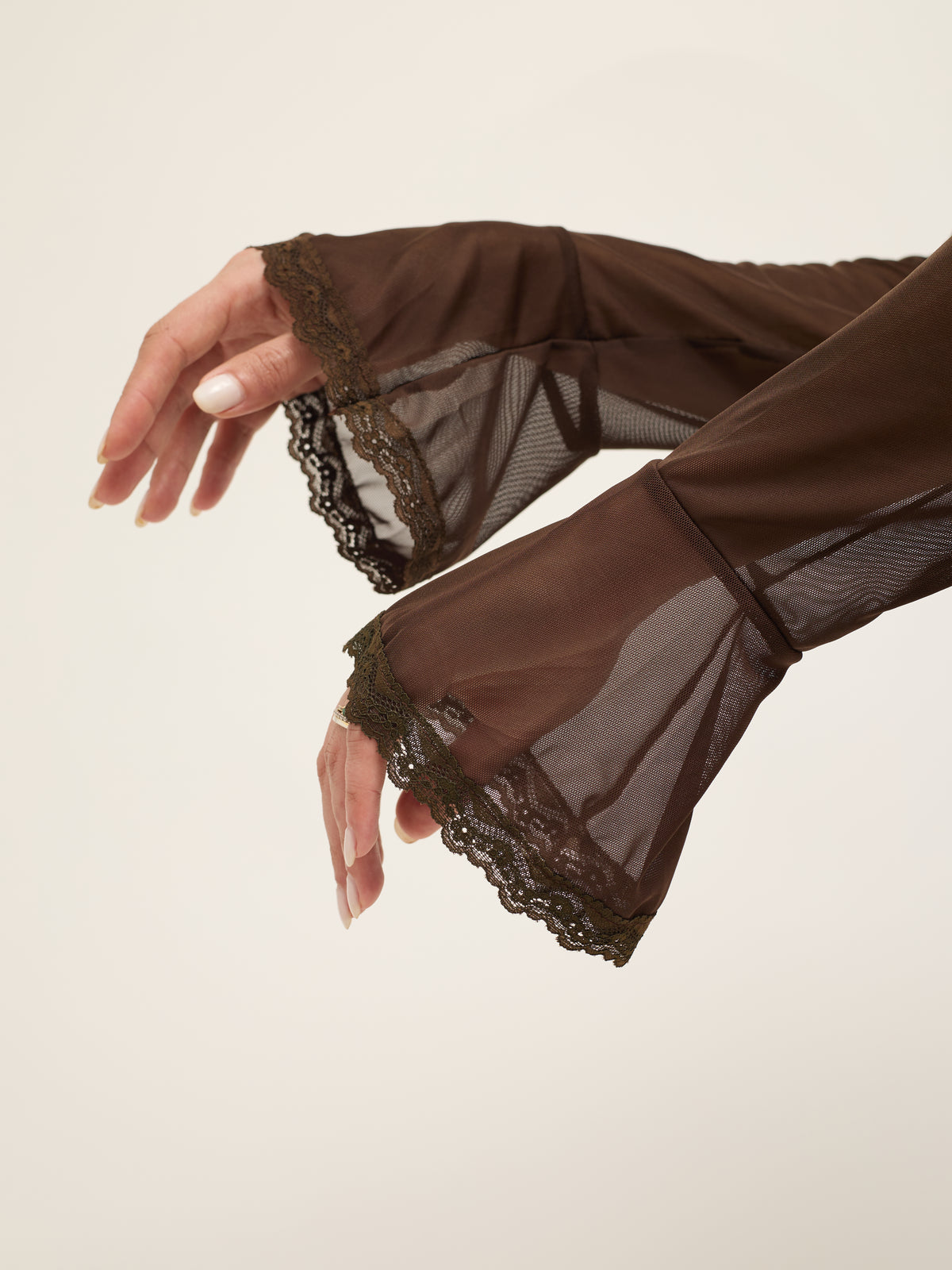Haut marron à détails en dentelle