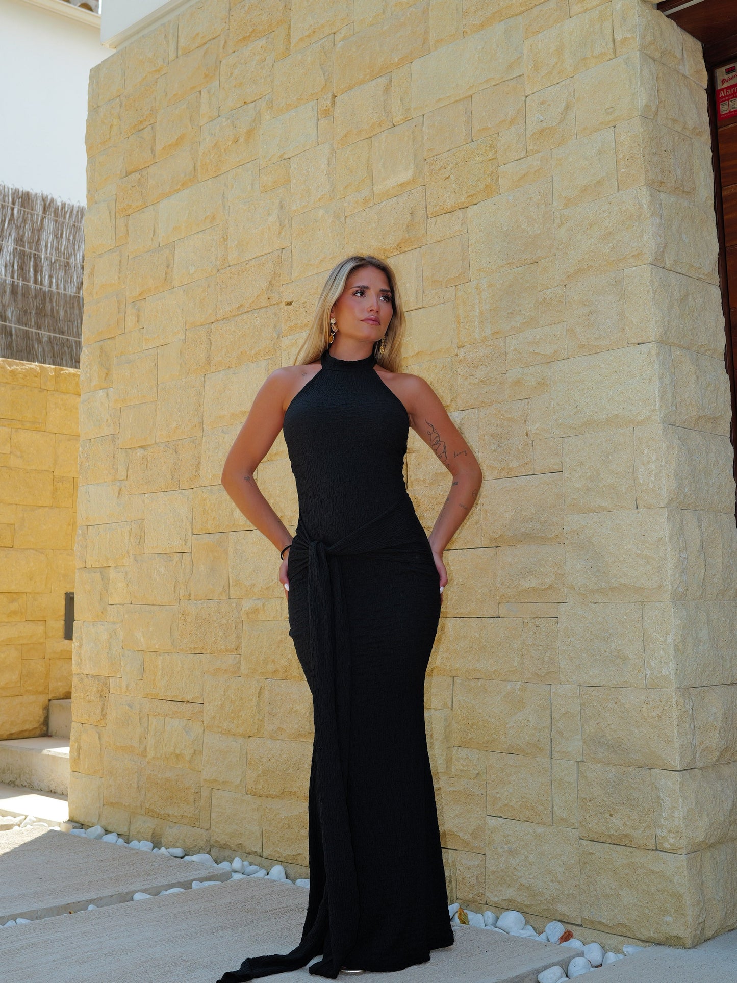Schwarzes Kleid mit drapiertem Knoten