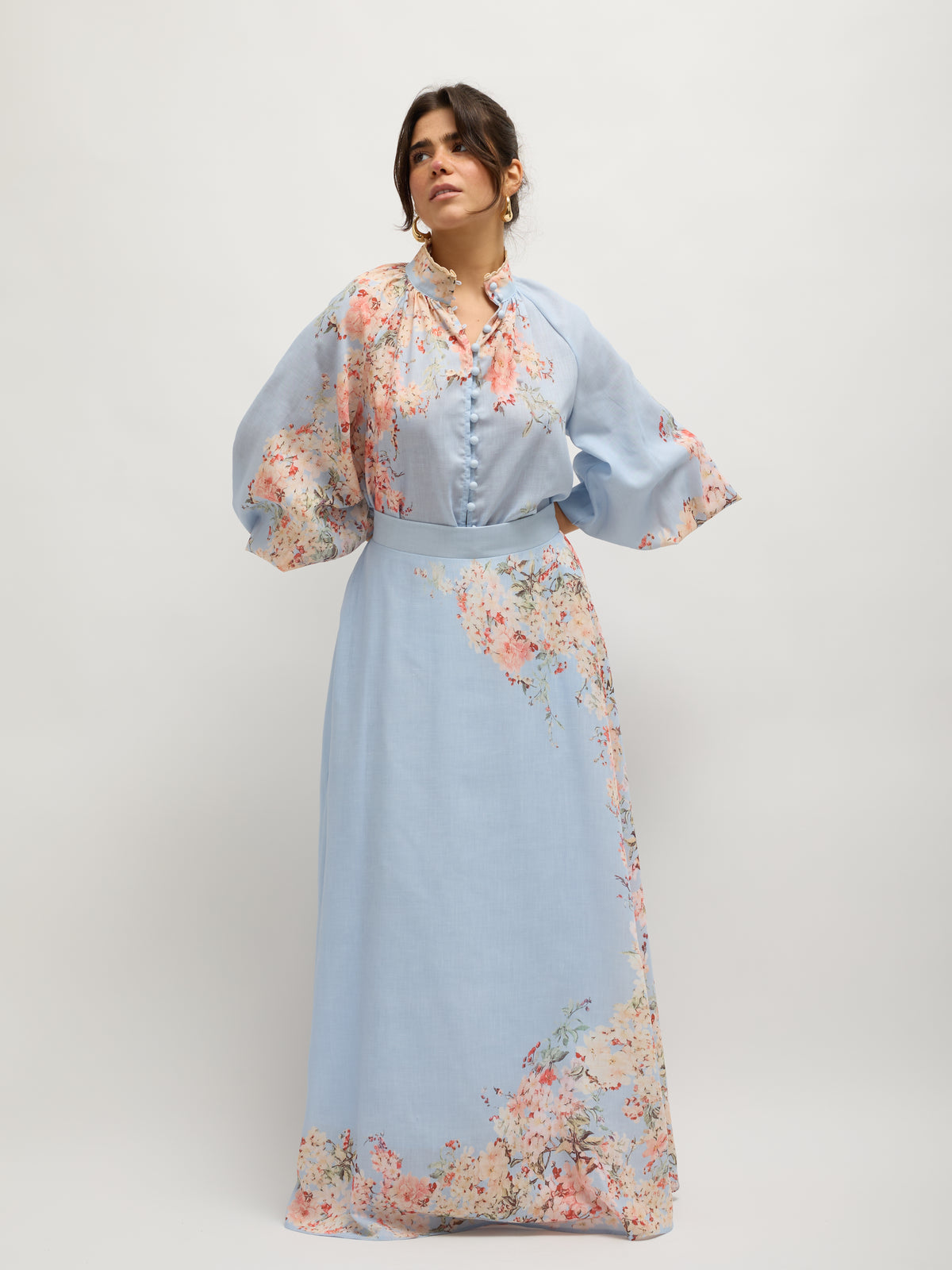 Conjunto de blusa y falda con estampado floral azul
