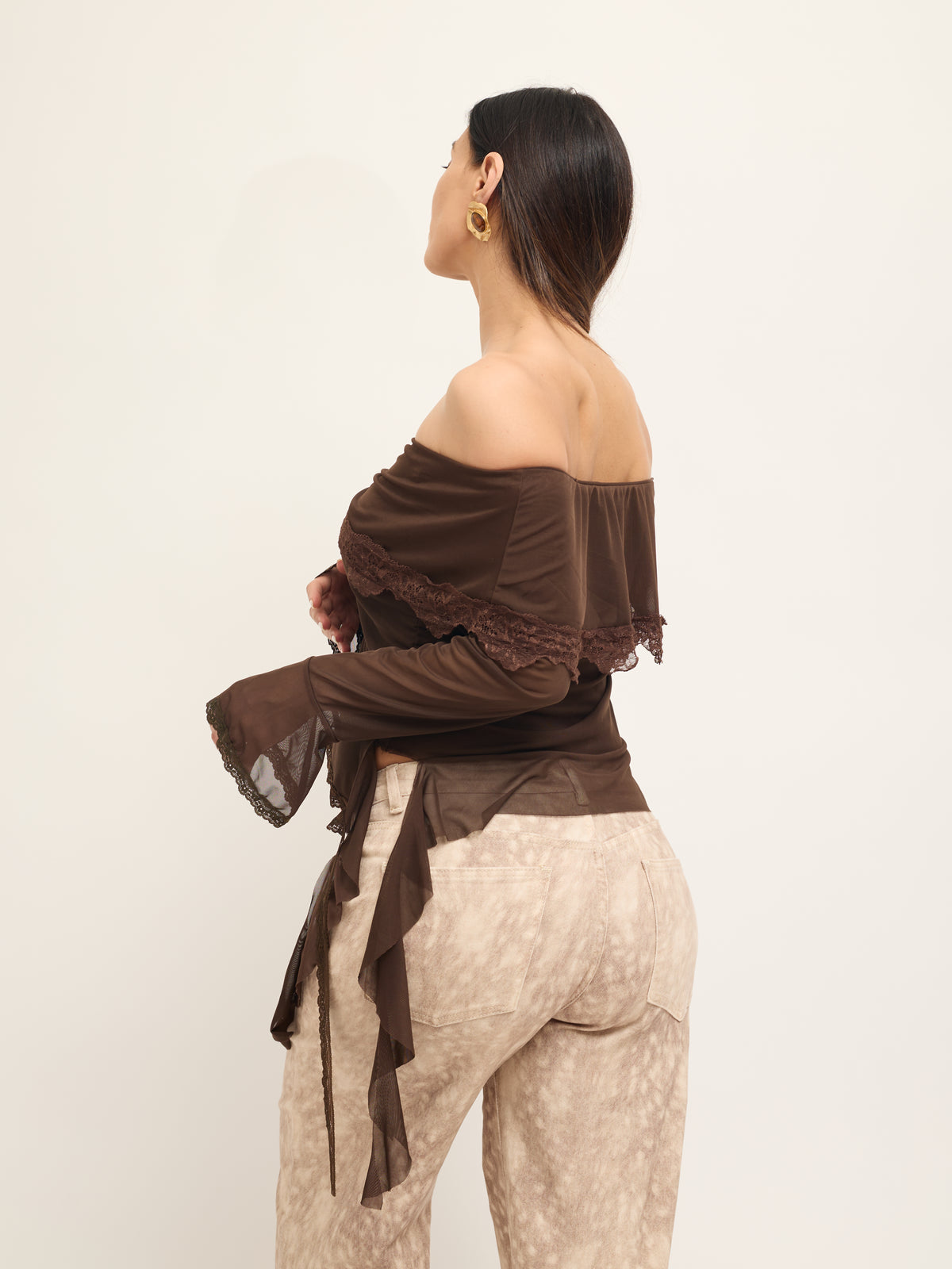 Haut marron à détails en dentelle