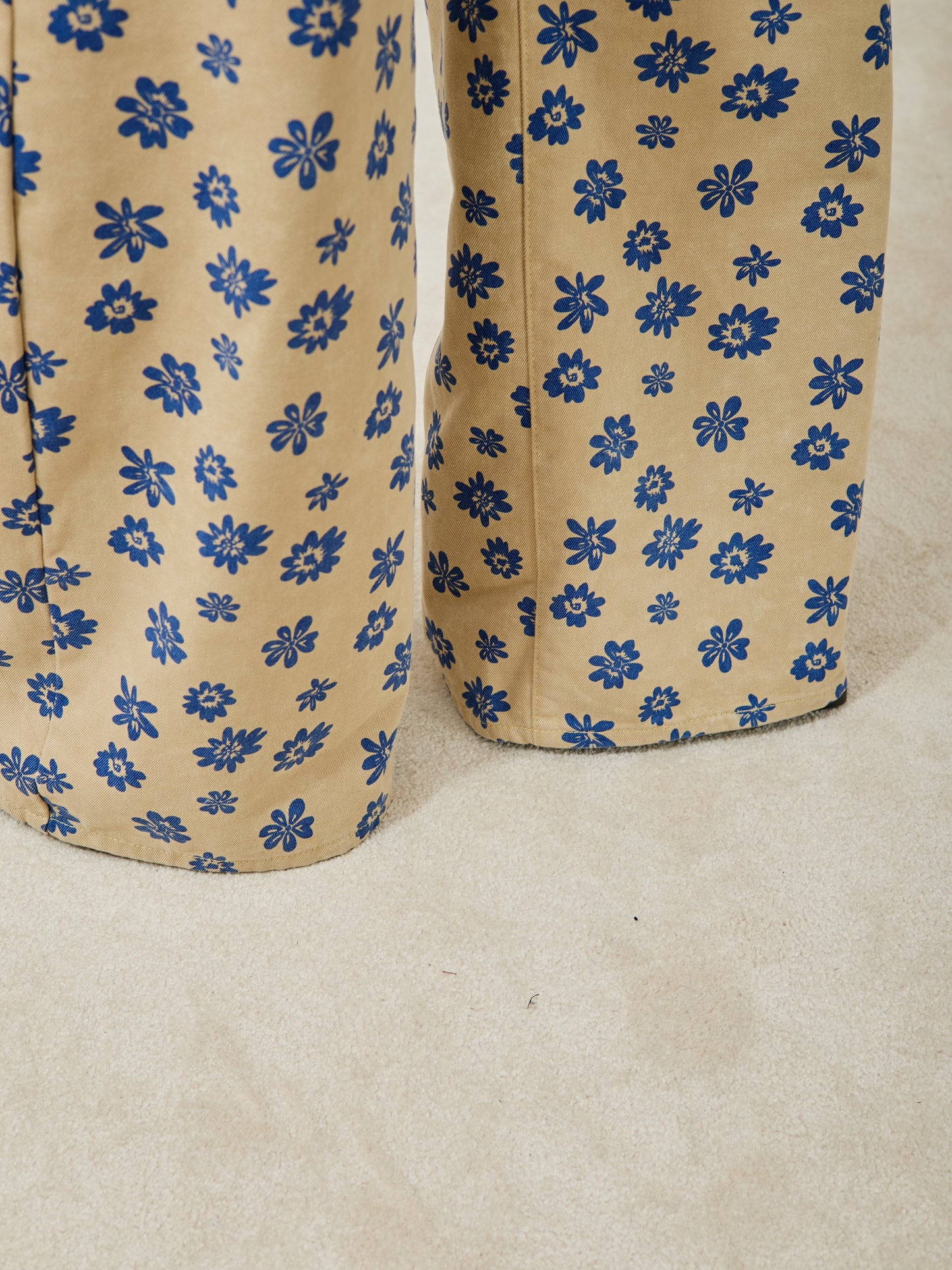 Pantaloni a gamba larga con stampa floreale blu