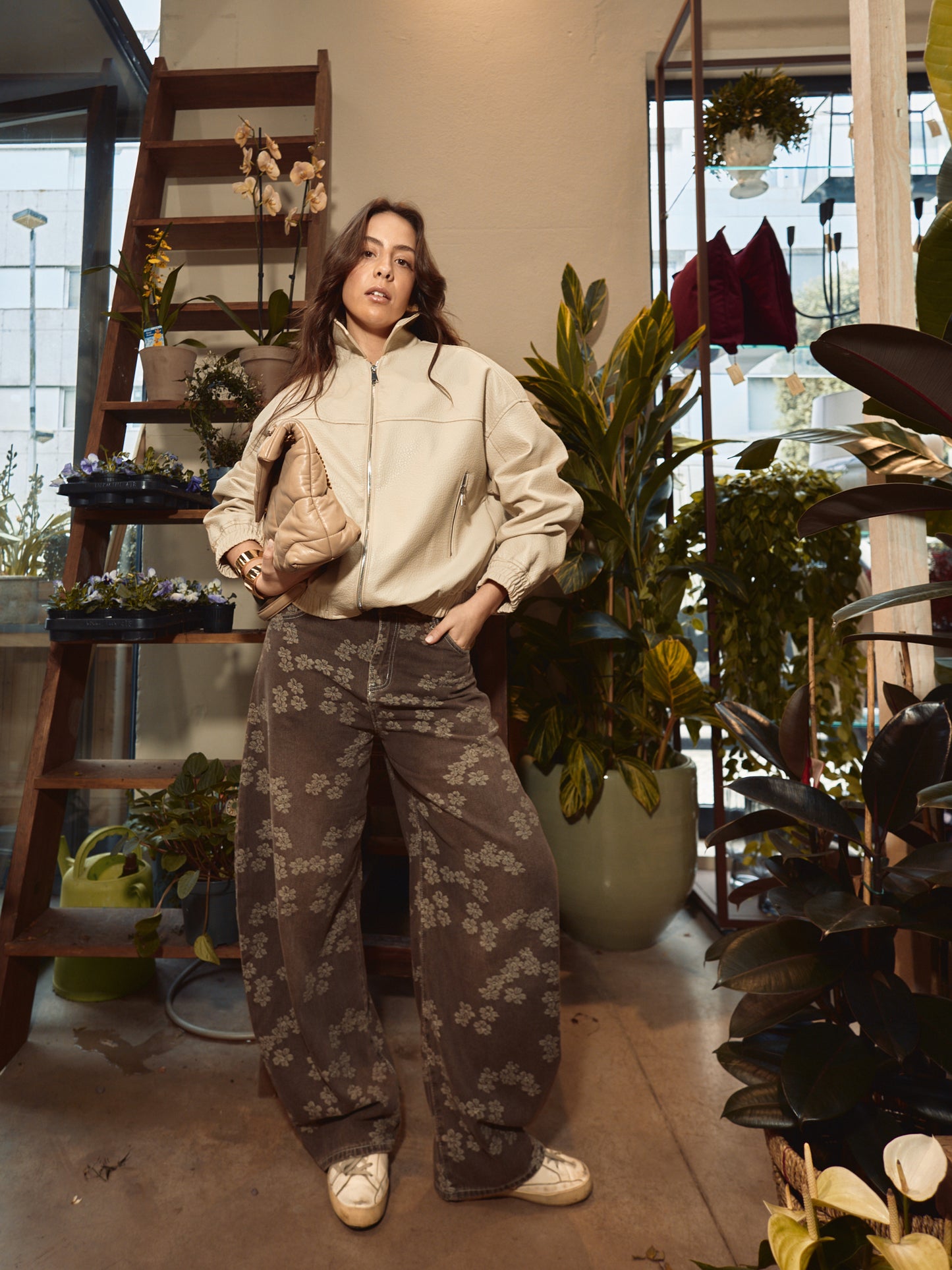 Pantaloni a palloncino marroni con fiori cuciti