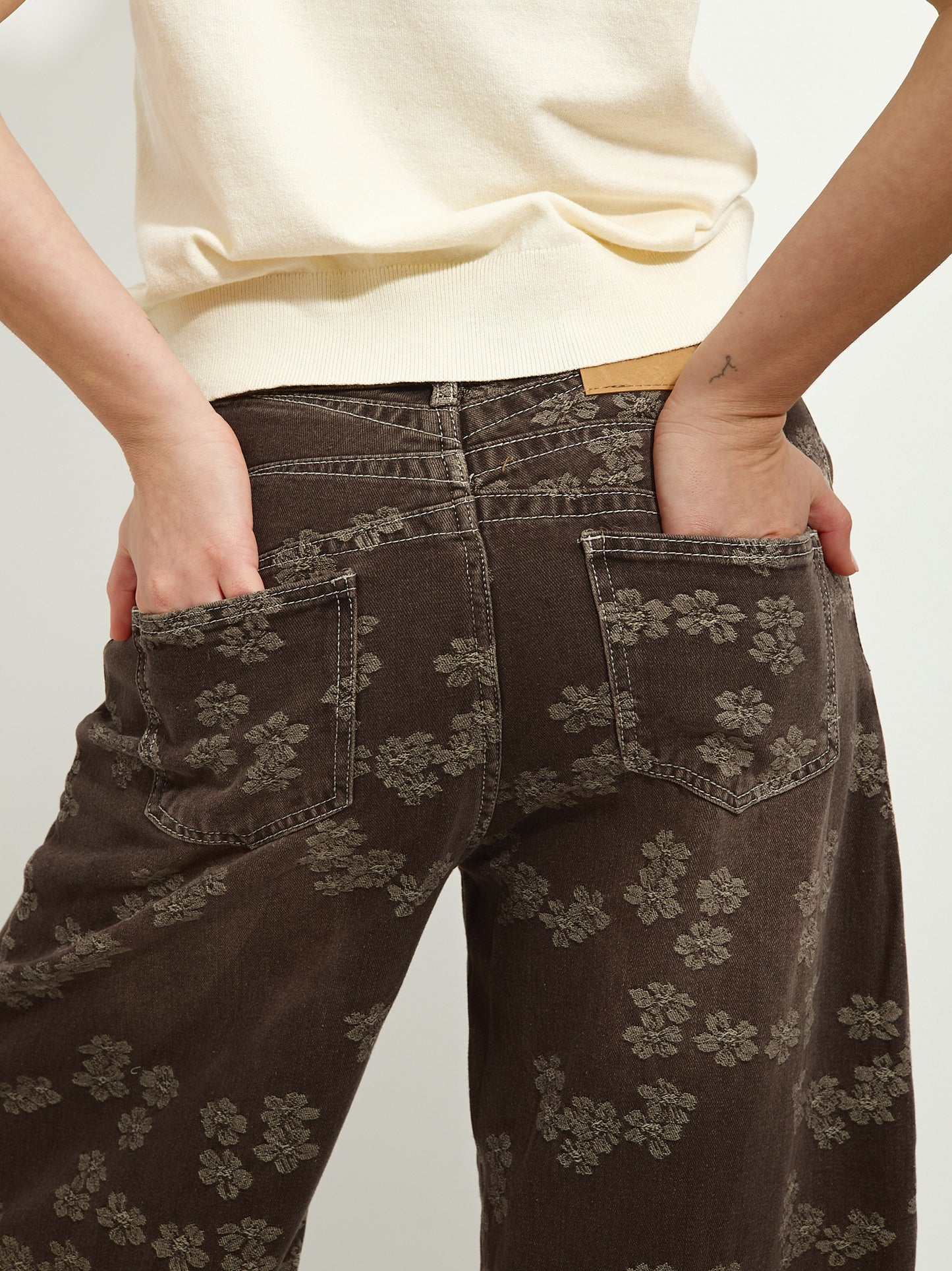 Pantaloni a palloncino marroni con fiori cuciti
