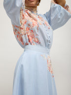 Conjunto de blusa y falda con estampado floral azul