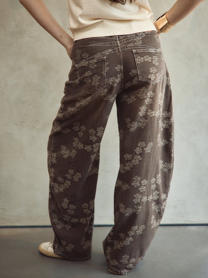 Pantaloni a palloncino marroni con fiori cuciti