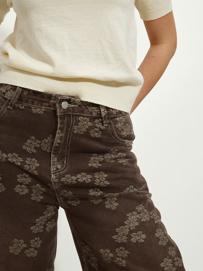 Pantaloni a palloncino marroni con fiori cuciti