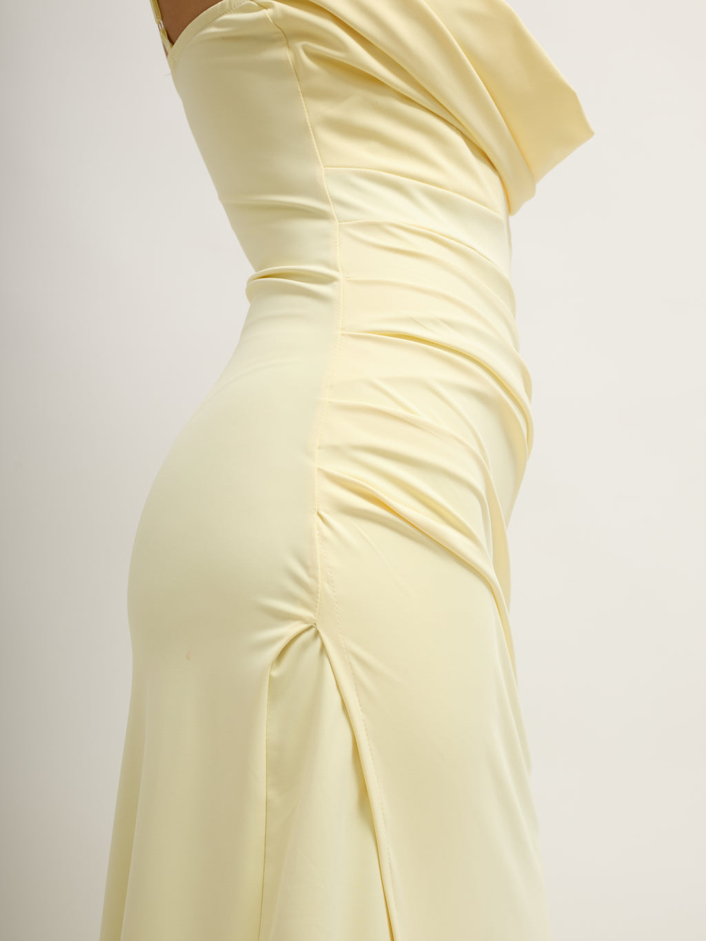 Vestido Decote Drapeado Amarelo