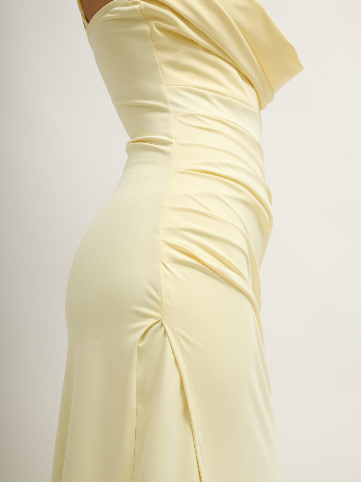 Vestido Decote Drapeado Amarelo