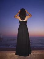 Schwarzes Kleid mit Ausschnitt
