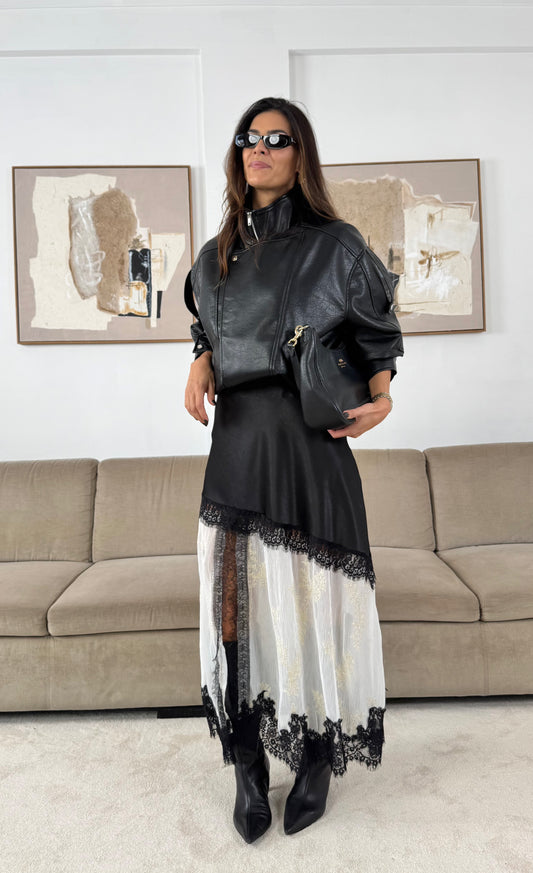 Saia Acetinada Preta c/ Renda