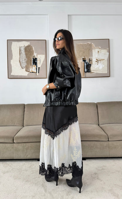 Saia Acetinada Preta c/ Renda