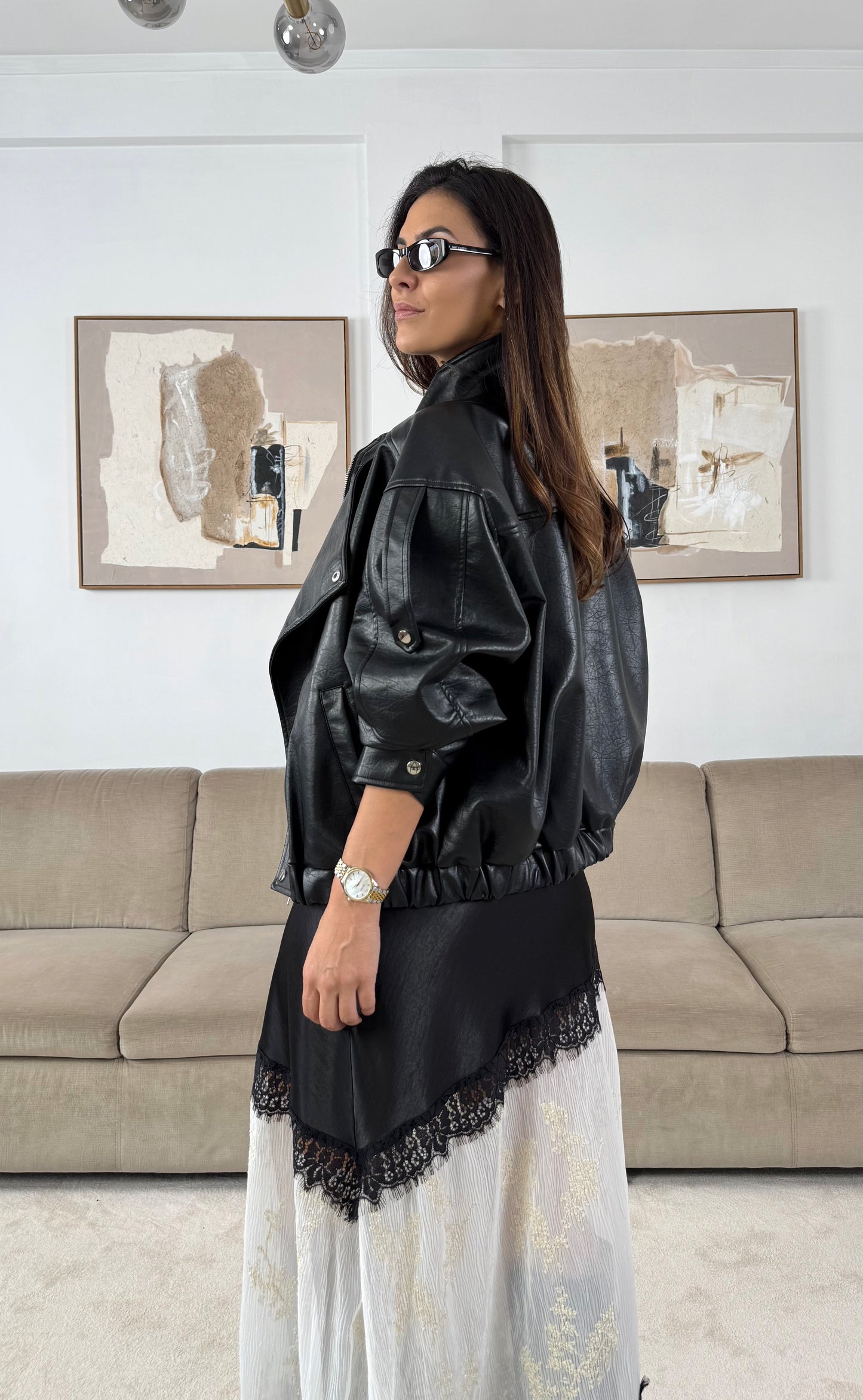 Czarna kurtka ze skóry ekologicznej