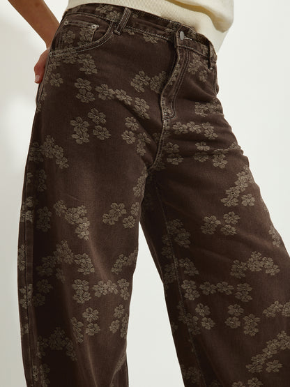 Pantaloni a palloncino marroni con fiori cuciti