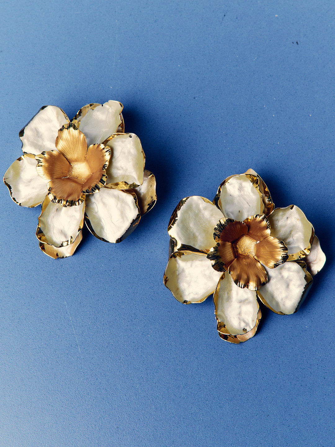 Brincos com modelo de flor