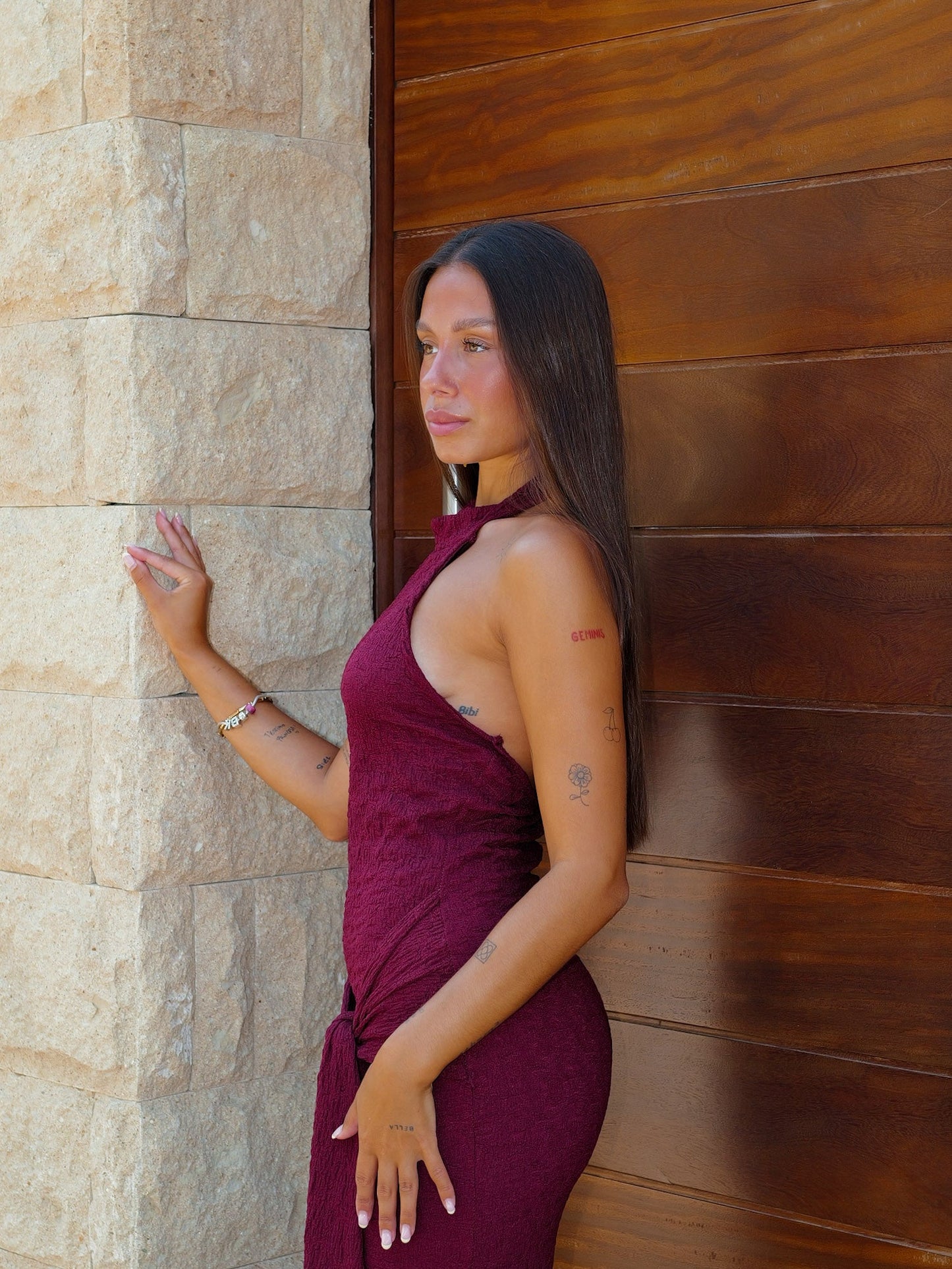 Bordeauxfarbenes Kleid mit drapiertem Knoten
