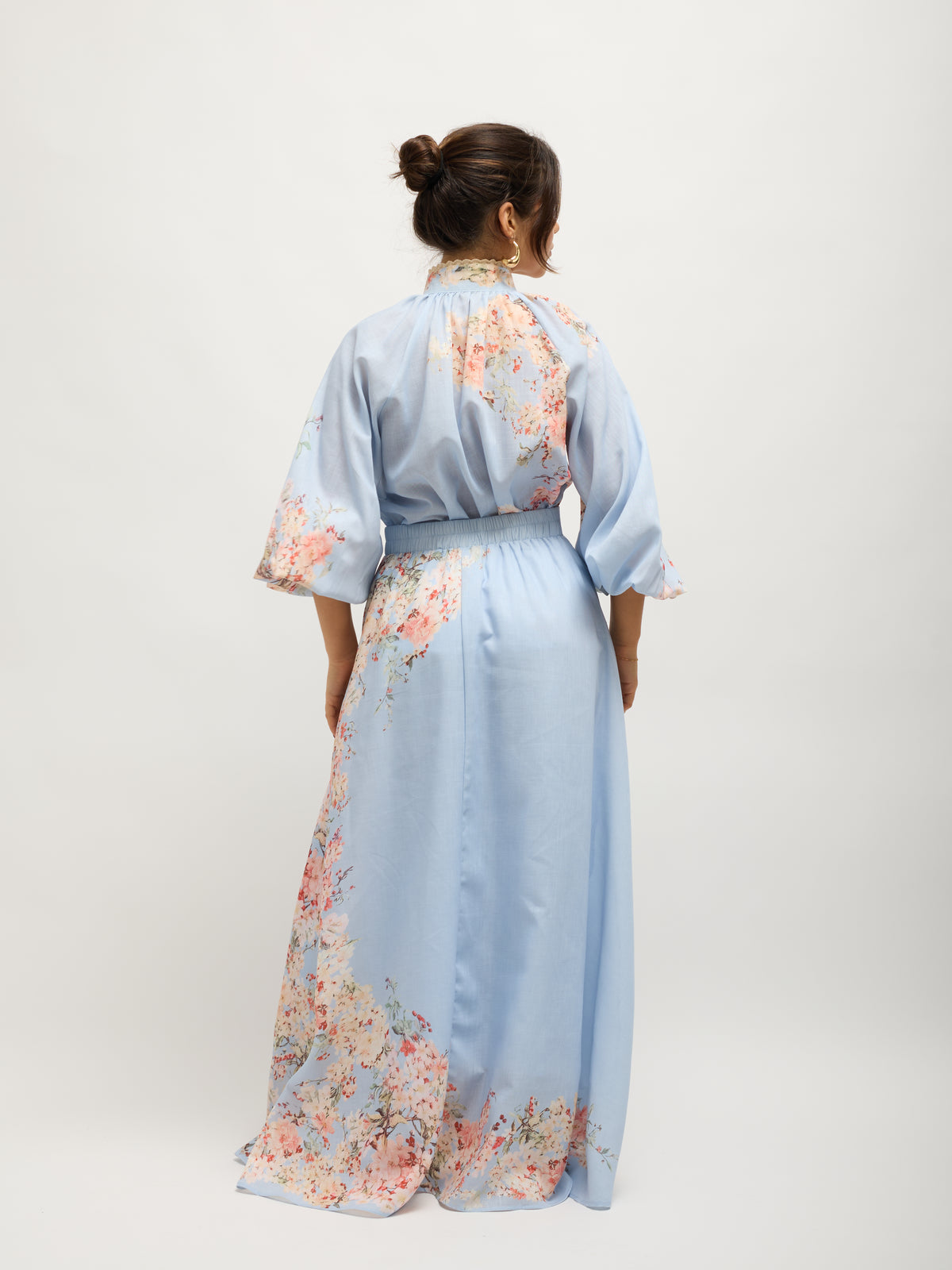 Conjunto de blusa y falda con estampado floral azul