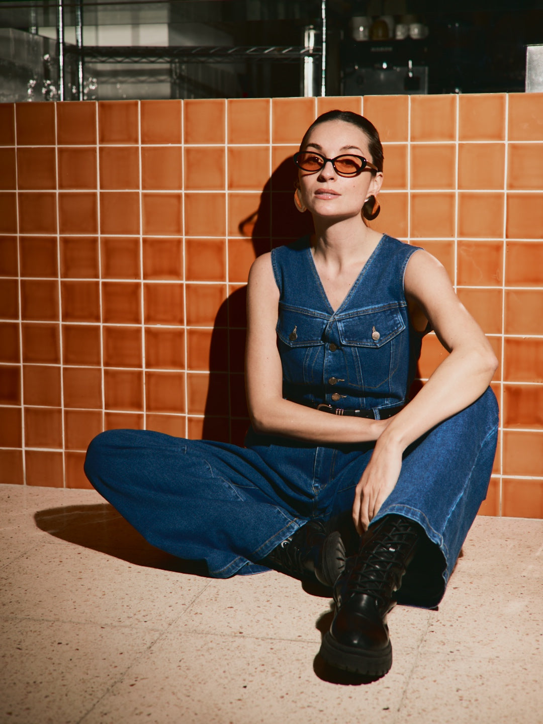 Tuta in denim scuro con cintura inclusa.