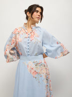 Conjunto de blusa y falda con estampado floral azul