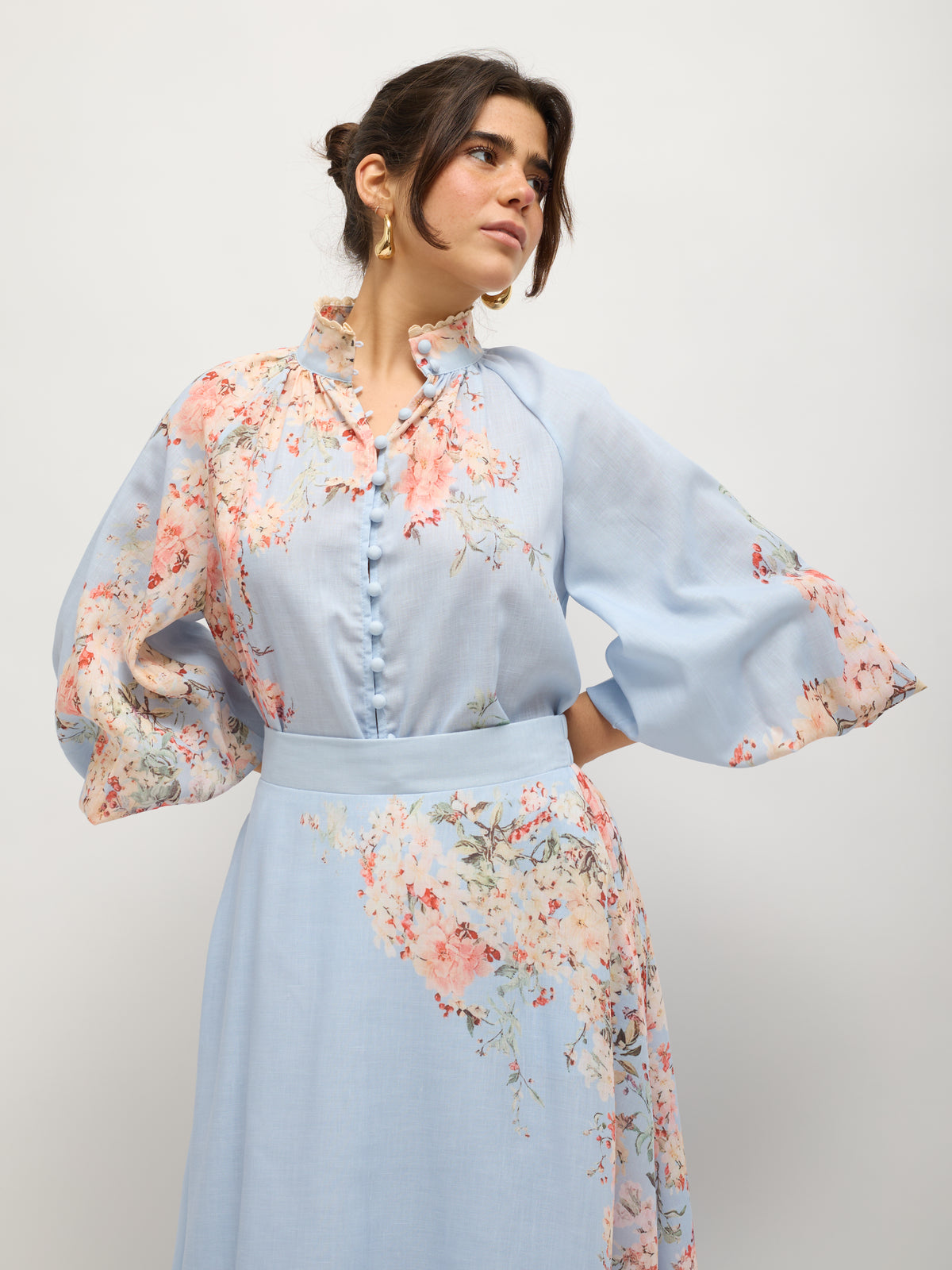 Conjunto de blusa y falda con estampado floral azul